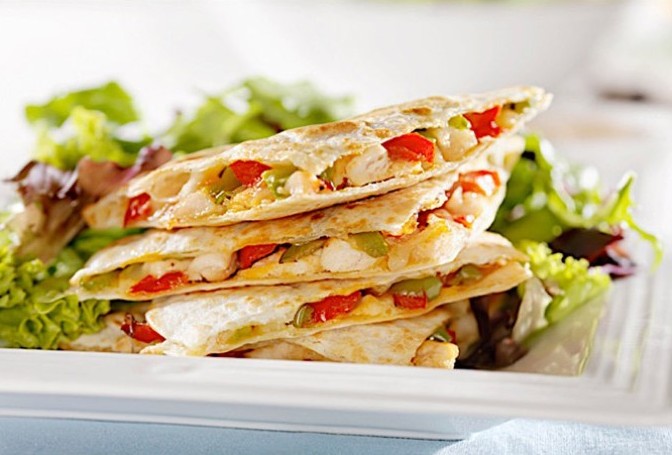 Quesadillas de pollo y ensalada con aderezo de chipotle y lima